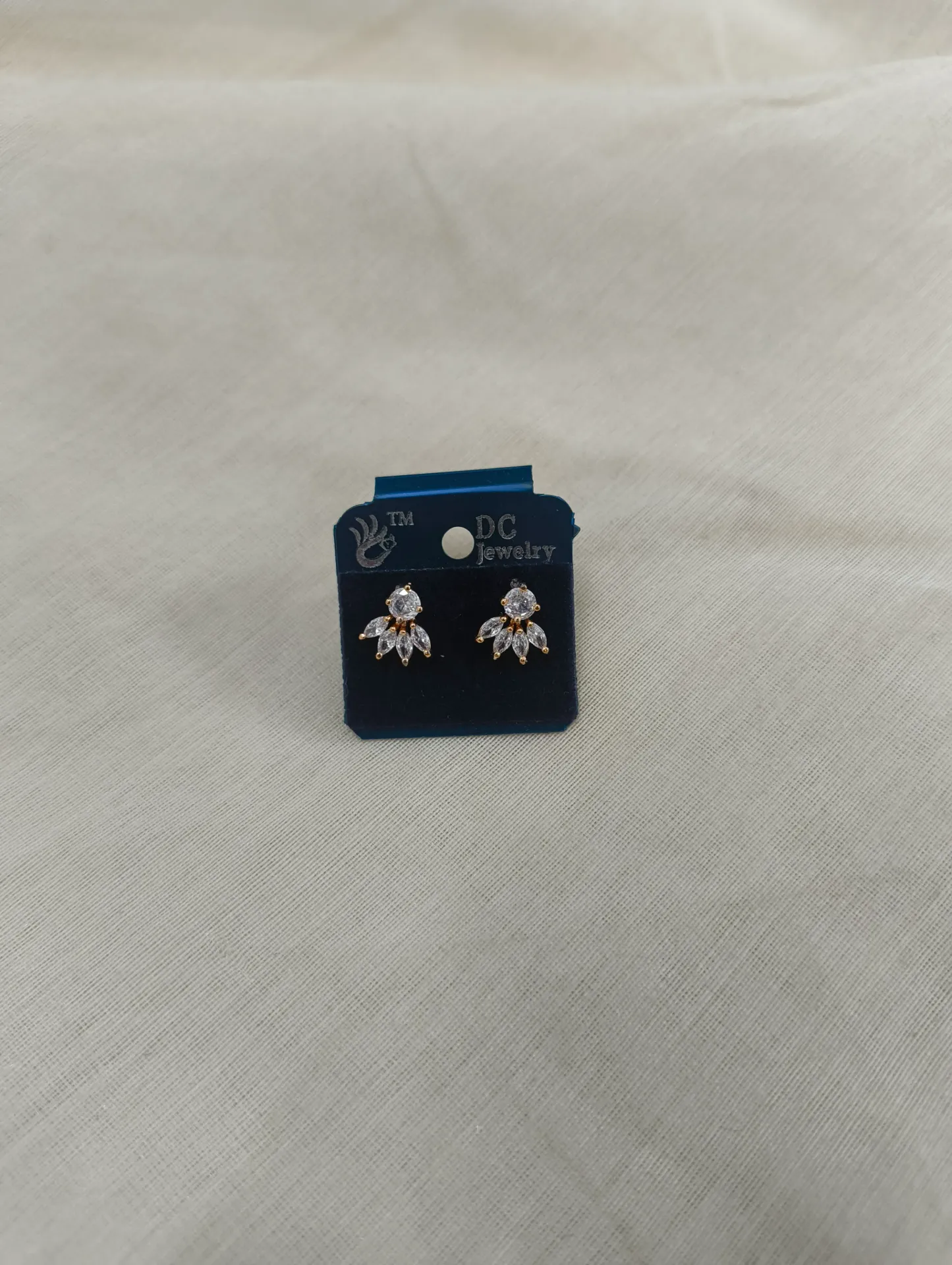 [SKU-081] Golden Stud [SKU-081]