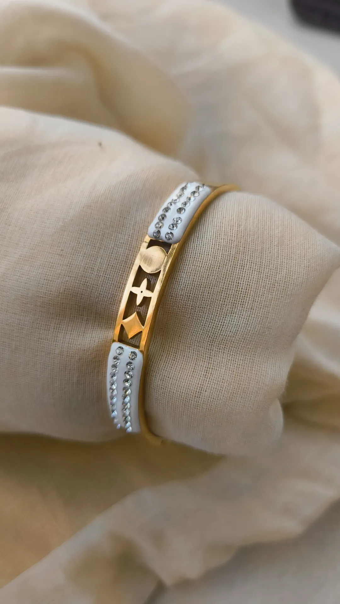 [SKU-097] White Stone Bracelet